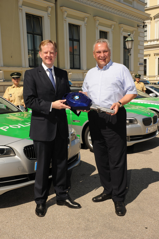 Übergabe von zehn neuen BMW 5er Touring als Streifenwagen für die Bayerische Polizei, Bayerisches Staatsministerium des Innern: Innenminister Joachim Herrmann, Alexander Thorwirth, Leiter Vertrieb an Behörden der BMW Group (v. r. n. l.).