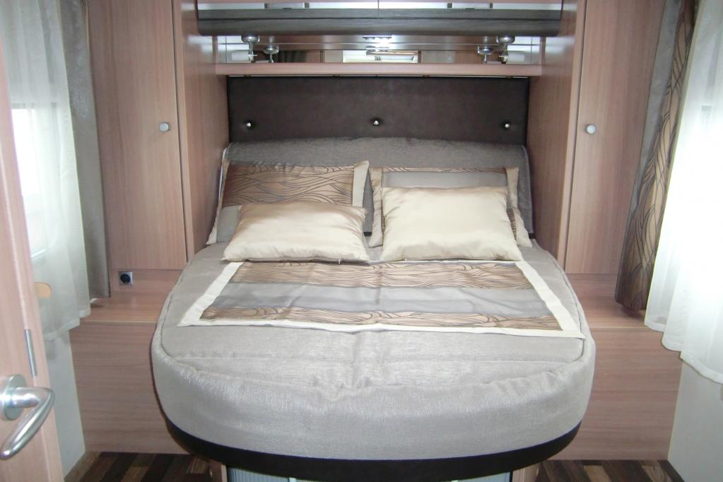 Übernachtet wird im Heck in einem verschiebbaren französischen Bett. 