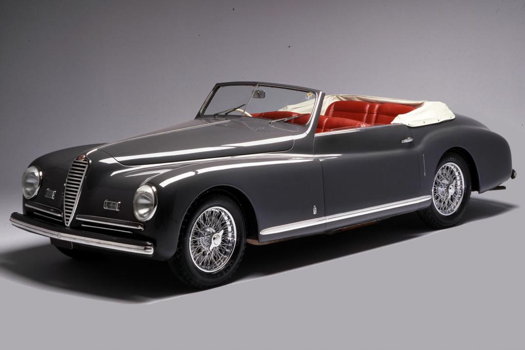 Alfa Romeo zeigt Autos aus verschiedenen Epochen. 