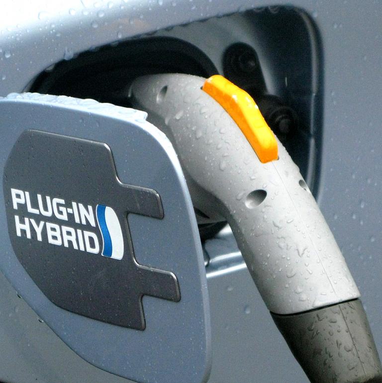 Anschluss für die Stromversorgung am Plug-in-Prius. 