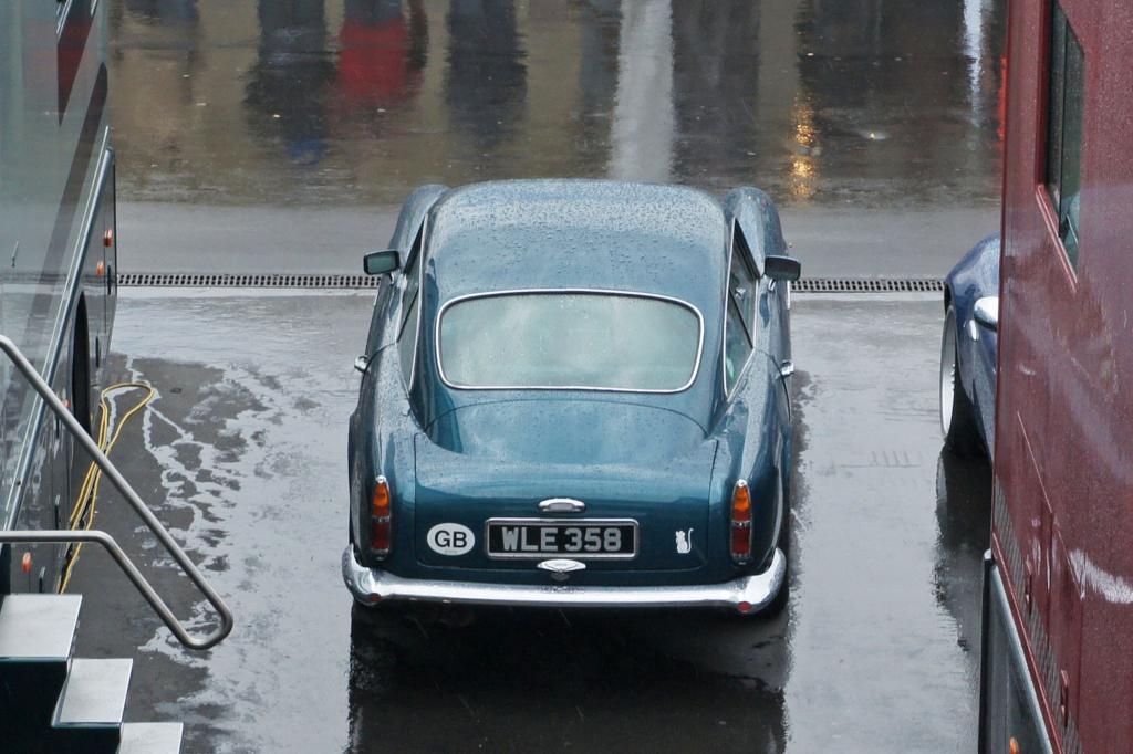 Auch im Regen ein Hingucker: der Aston Martin DB4 GT