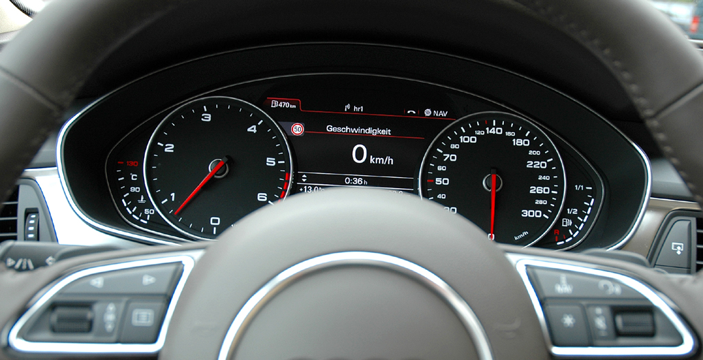 Audi A6 Avant: Blick durch den Lenkradkranz auf die Rundinstrumentierung. 