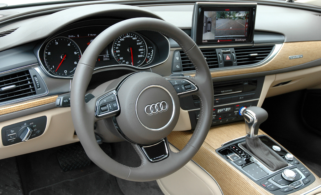 Audi A6 Avant: Blick ins genauso sportlich-funktionelle wie edle Cockpit. 