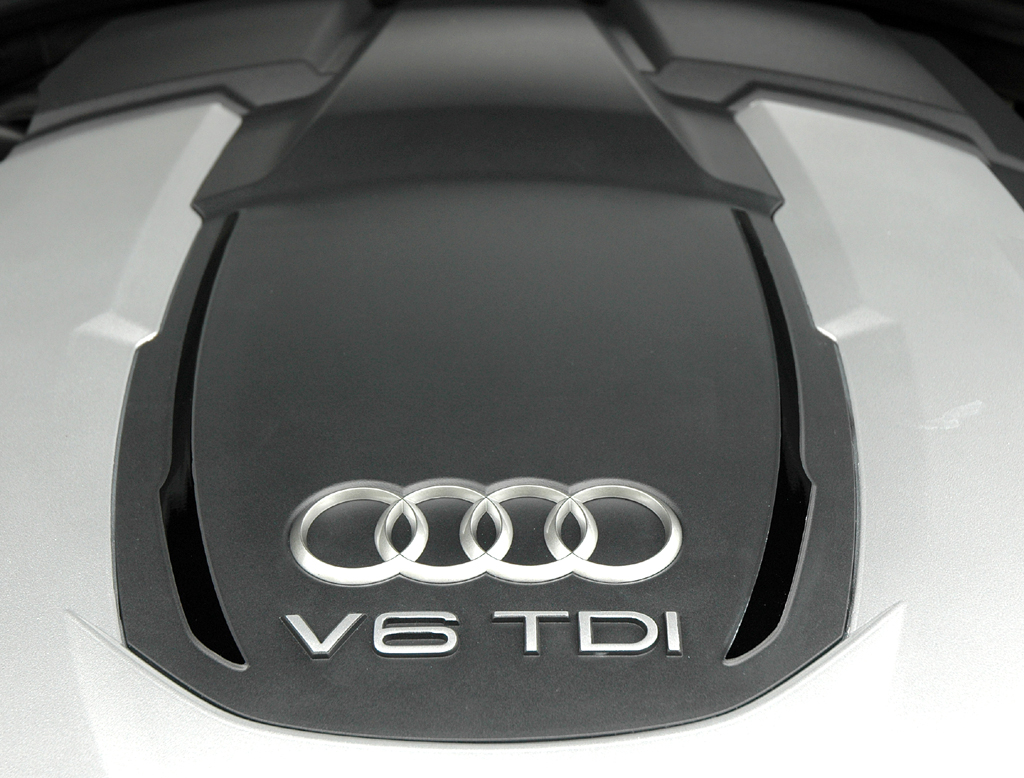 Audi A6 Avant: Blick unter die Haube auf einen der beiden Sechszylinder-Turbodiesel. 