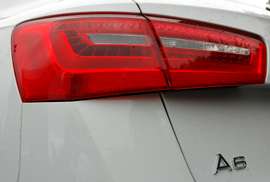 Audi A6 Avant: Moderne Leuchteinheit hinten mit Modellschriftzug. 