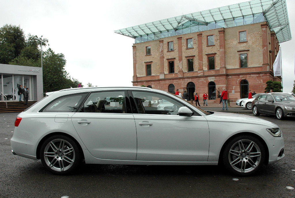Audi A6 Avant: Und so sieht der sportlich gezeichnete Kombi von der Seite aus.