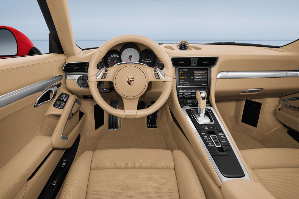 Beim Interieur haben sich die Designer ein wenig am Carrera GT orientiert.