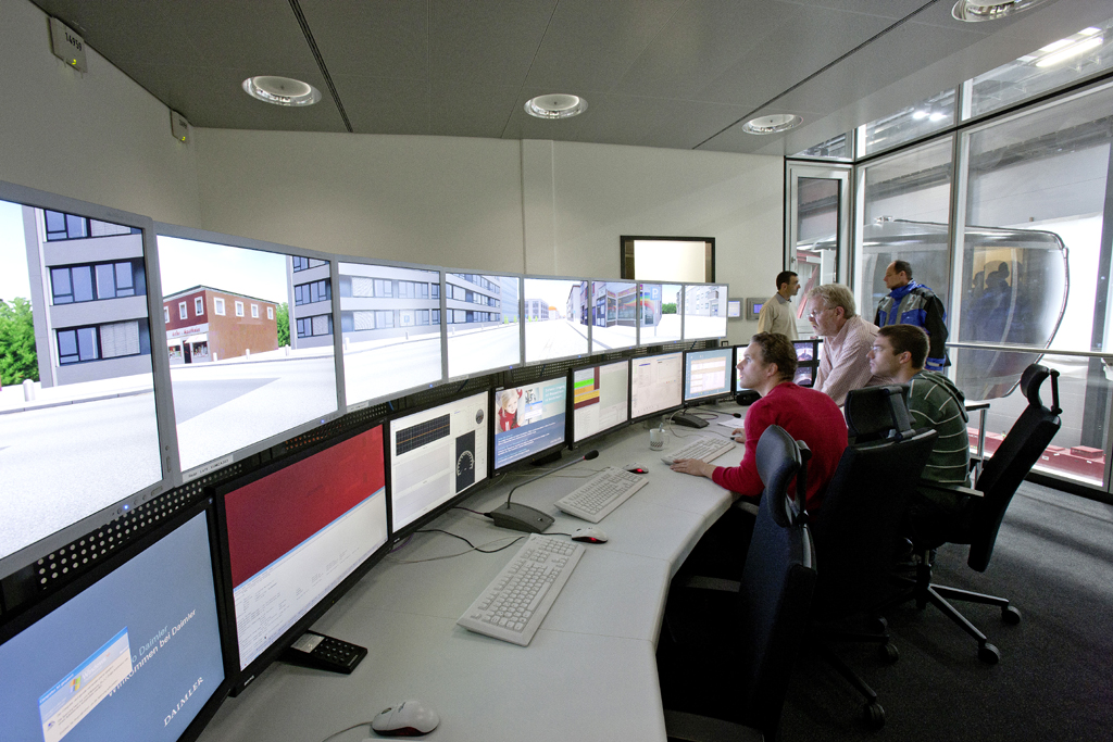 Blick in die Schaltzentrale des Fahrsimulators. 
