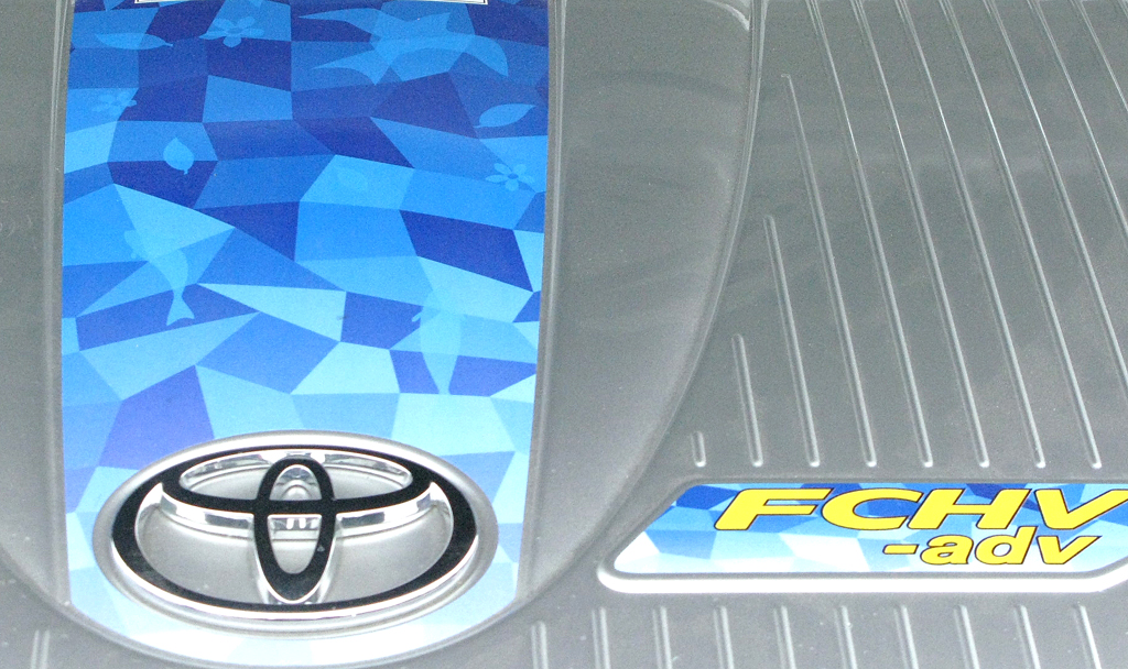 Blick unter die Haube des Toyota mit wasserstoffbetriebenen Brennstoffzellen. 