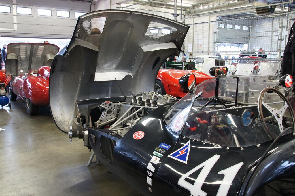 Blick unter die Motorhaube des Maserati Birdcage Tipo 61