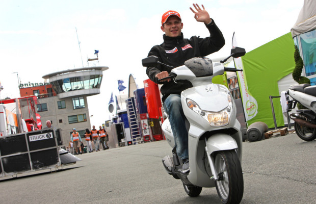 Bradl fährt im Fahrerlager Peugeot