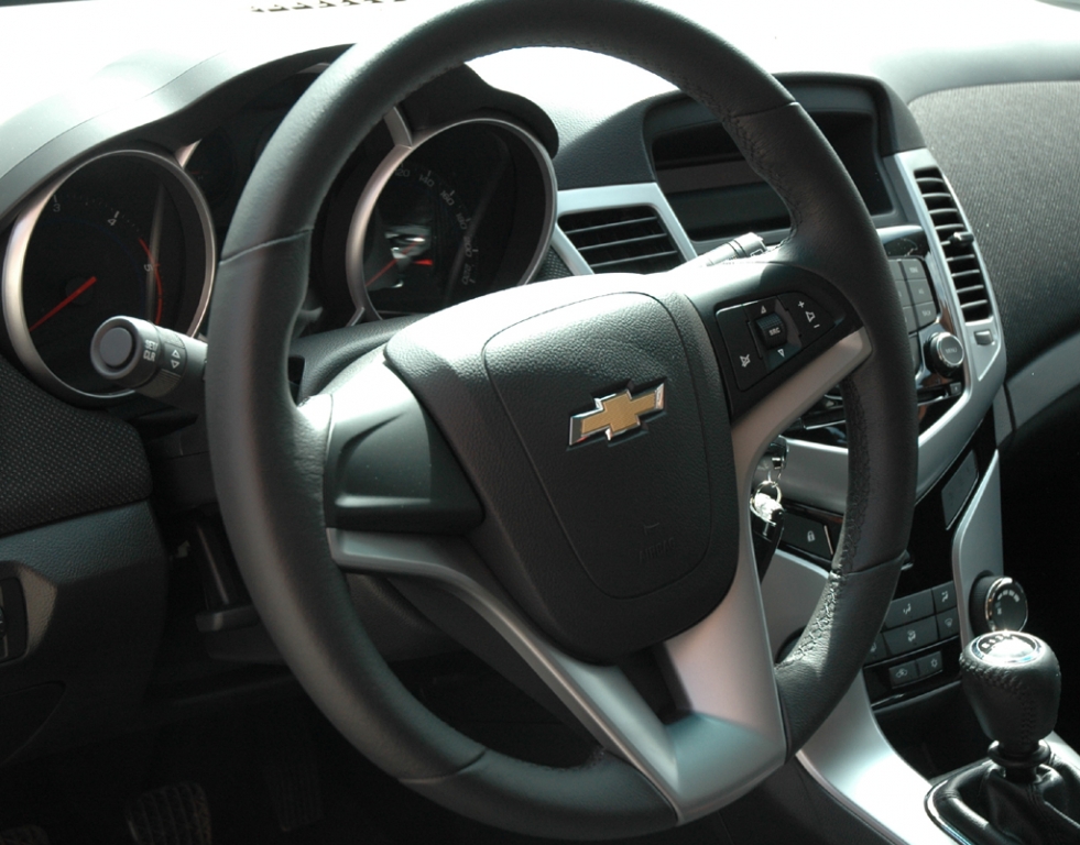 Chevrolet Cruze Fließheck: Blick ins recht übersichtlich gestaltete Cockpit.