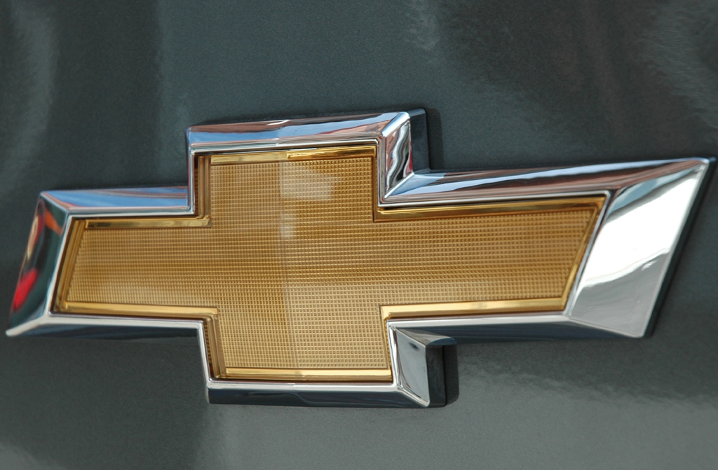 Chevrolet Cruze Fließheck: Hinten ziert das Markenkreuz die Kofferraumklappe.