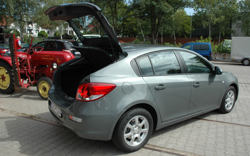 Chevrolet Cruze Fließheck: Ins Gepäckabteil passen 413 bis 883 Liter hinein.