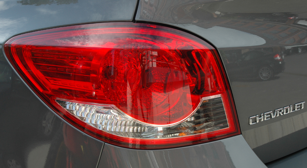 Chevrolet Cruze Fließheck: Moderne Leuchteinheit hinten mit Markenschriftzug.