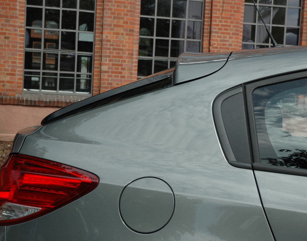 Chevrolet Cruze Fließheck: … mit integriertem Dachkantenspoiler oben.