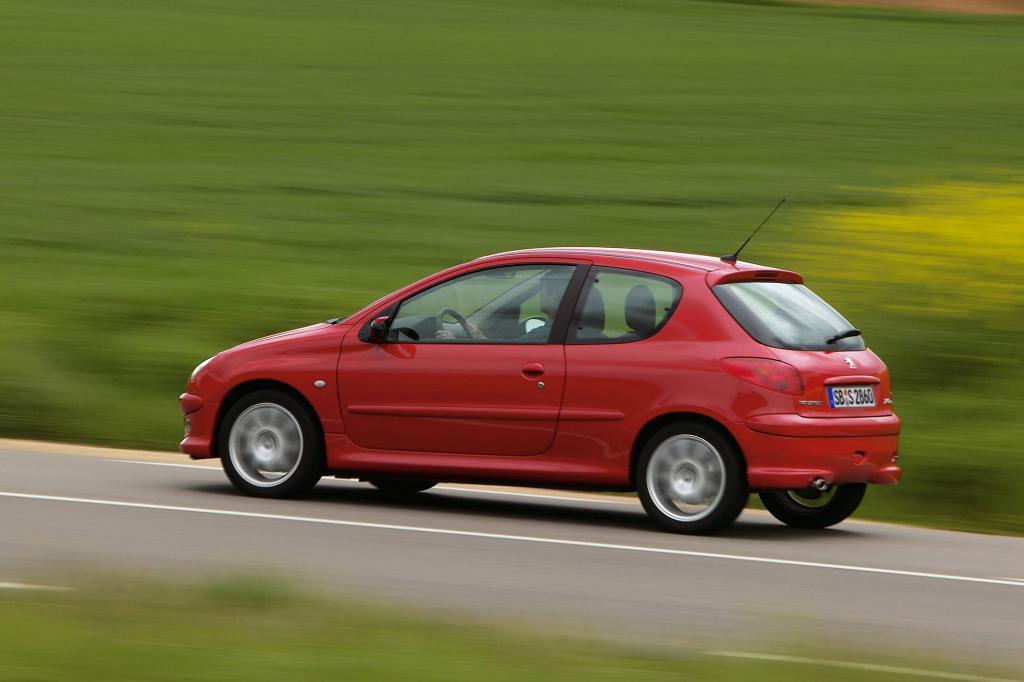 Damals löste er den heute legendären und vor allem erfolgreichen Kleinwagen 205 ab