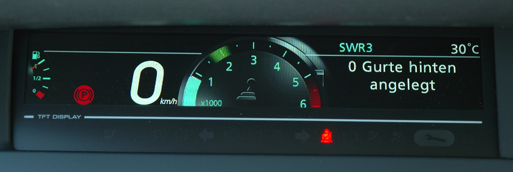 Das Zentraldisplay mit der Verbrauchsanzeige ist beim Scénic horizontal ausgerichtet. 