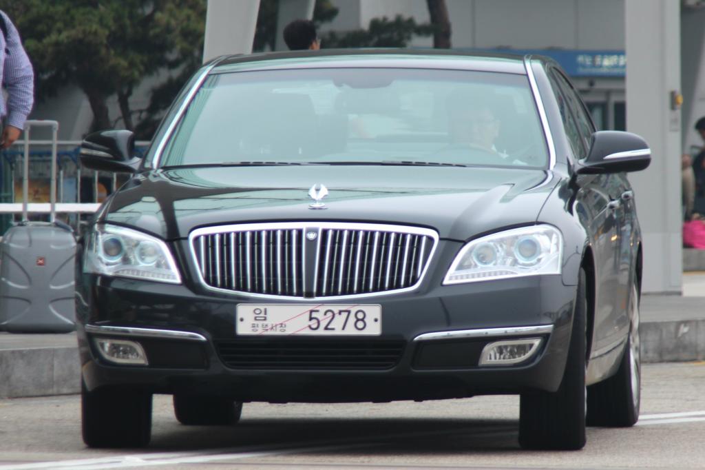 Der Kühlergrill erinnert an Maybach