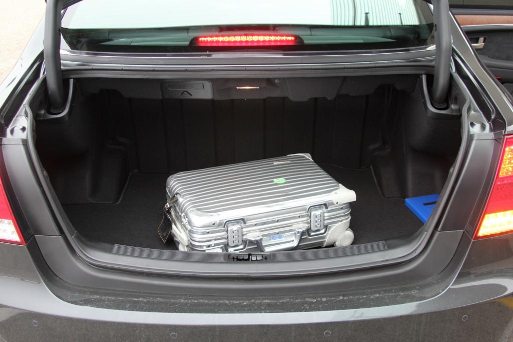 Der Kofferraum fasst haufenweise Aktenordner oder Golfbags
