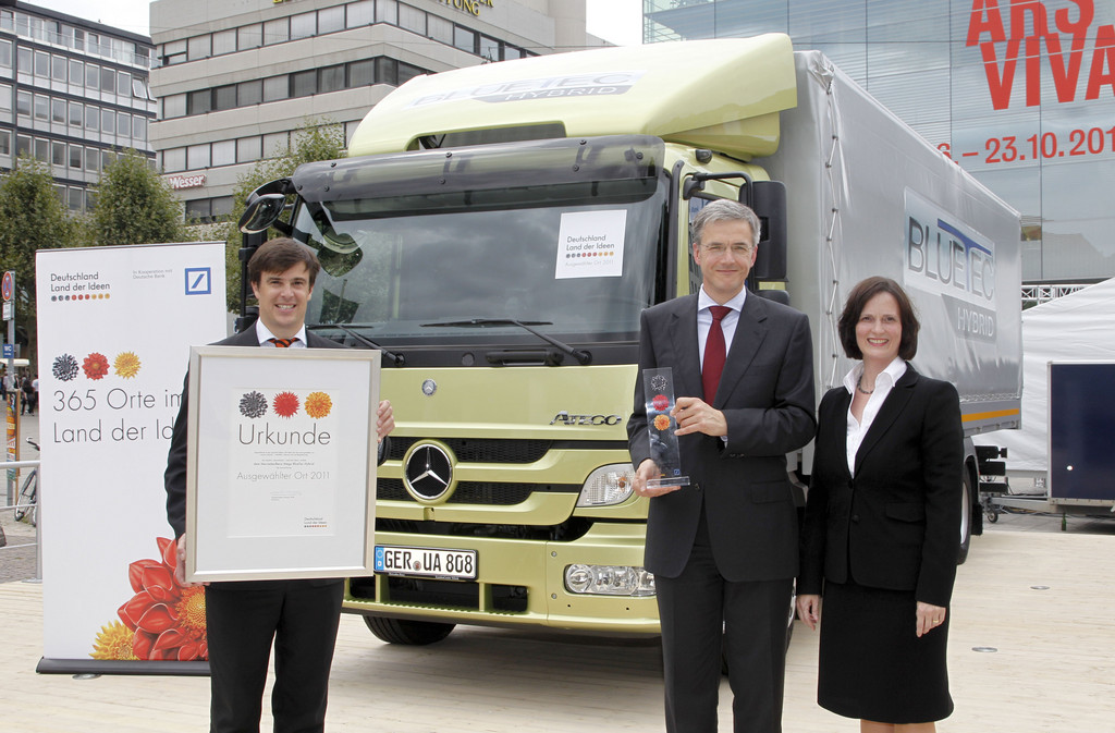 Der Mercedes-Benz Atego Blue Tec Hybrid ist Preisträger im Wettbewerb „365 Orte im Land der Ideen“ (von links): Emanuel von Bodman (Initiative „Deutschland – Land der Ideen“), Karl Deppen (Daimler) und Carmen Mittler (Deutsche Bank)..
