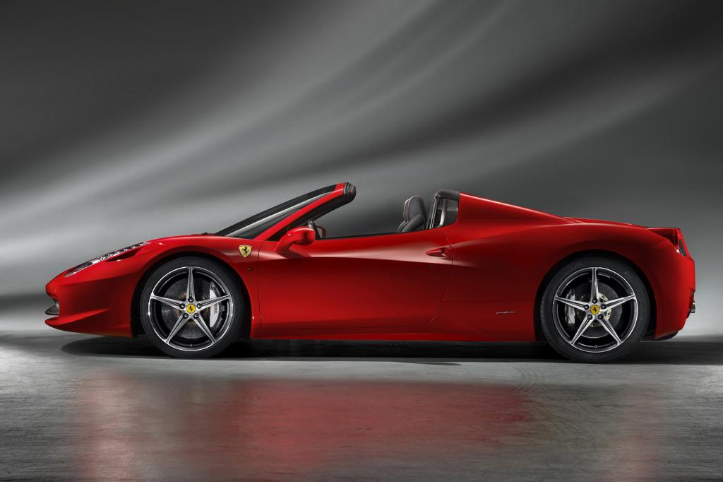 Der Zweisitzer mit dem traditionellen Namen Spider ist bis auf das Dach mit dem Coupé 458 Italia identisch