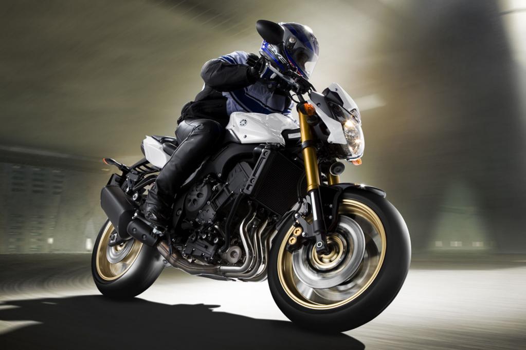 Die FZ8 in erfrischender Streetfighter-Optik kann wahlweise auch mit ABS geordert werden. 