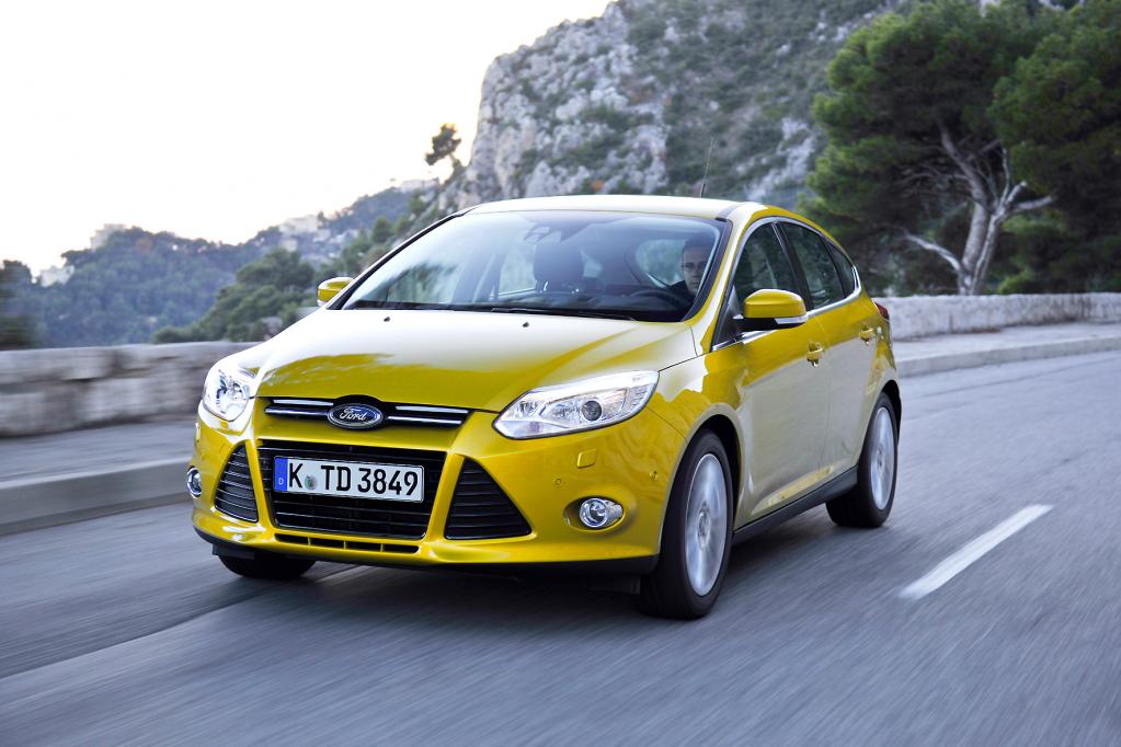 Die Frontkamera im Ford Focus hilft, den Kompaktklässler in der Spur zu halten. Fahrbahnmarkierungen werden zuverlässig erkannt. 