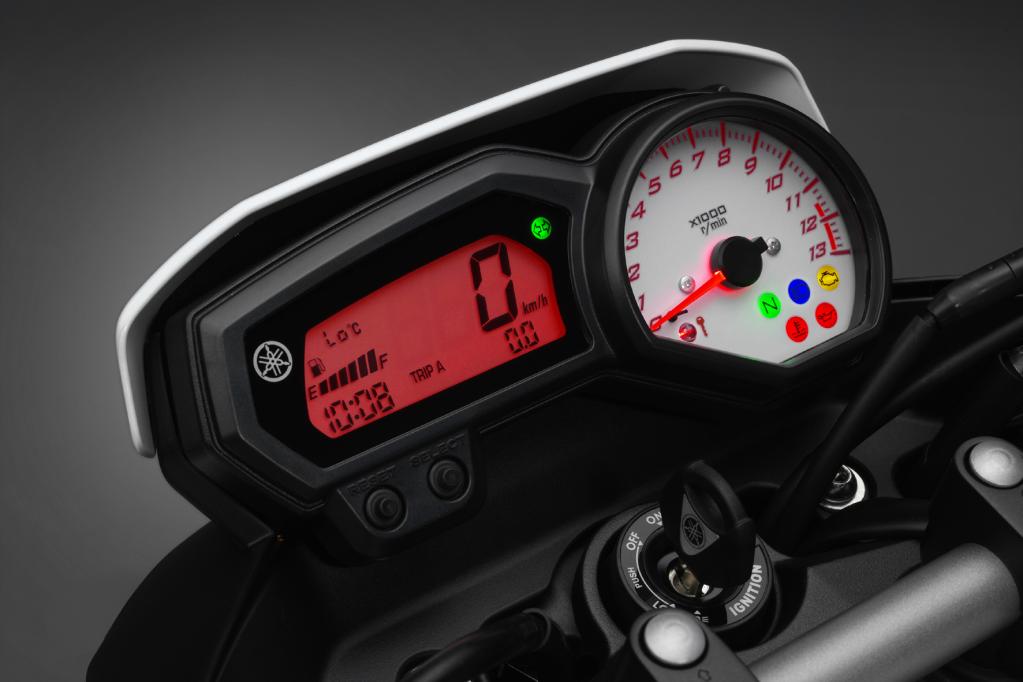 Die Yamaha FZ8 verfügt über gut ablesbare Instrumente. 