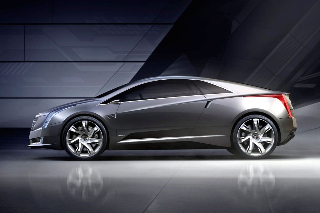 Die keilförmige Linienführung und die großen Räder verleihen dem E-Mobil mit Reichweitenverlängerung Cadillac-typische Eleganz. 