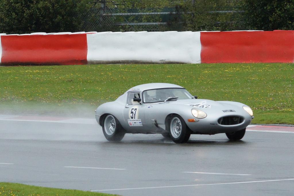 Ein Leichtbau-E-Type auf der Rennstrecke