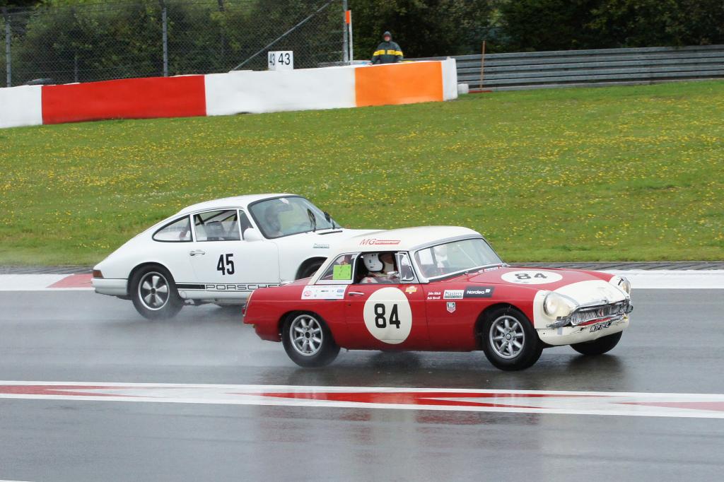Ein MG B im Zweikampf mit dem Porsche 911