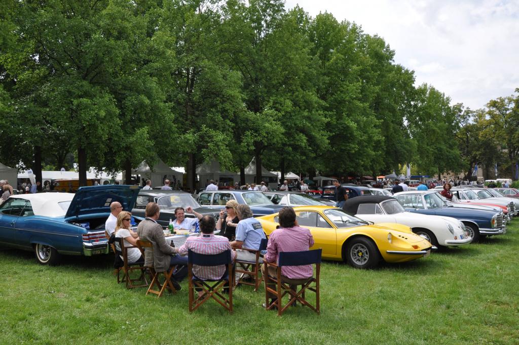 Eine bunte Vielfalt: Dino vor Porsche vor Mercedes