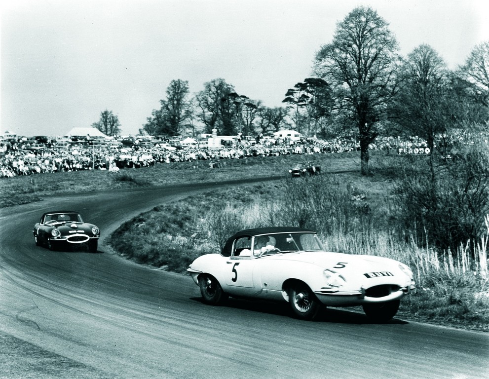 Erster Renneinsatz des Jaguar E: Roy Salvadori und Graham Hill im Oulton Park im Jahr 1961.