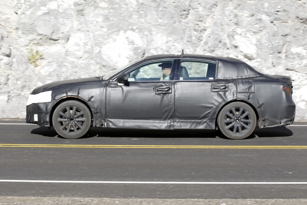 Erwischt: Erlkönig Lexus GS – Japan-E-Klasse im Schlafrock