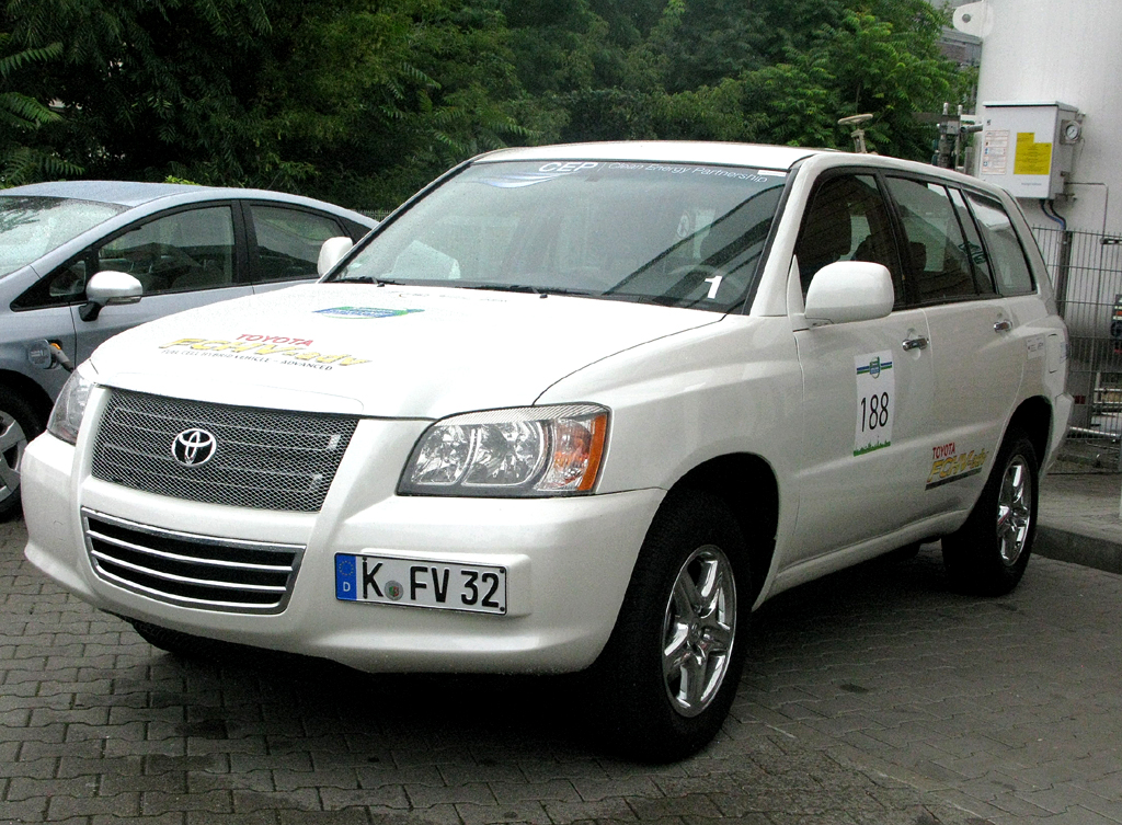 Fünfsitziger Toyota-FCHV-adv-Prototyp auf Highlander-Basis. 