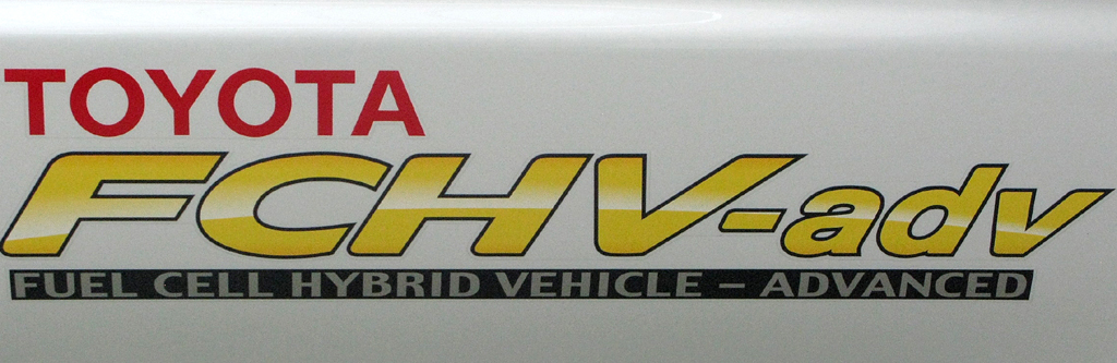 FCHV steht für Fuel Cell Hybrid Vehicle, also Brennstoffzellen-Hybridfahrzeug. 
