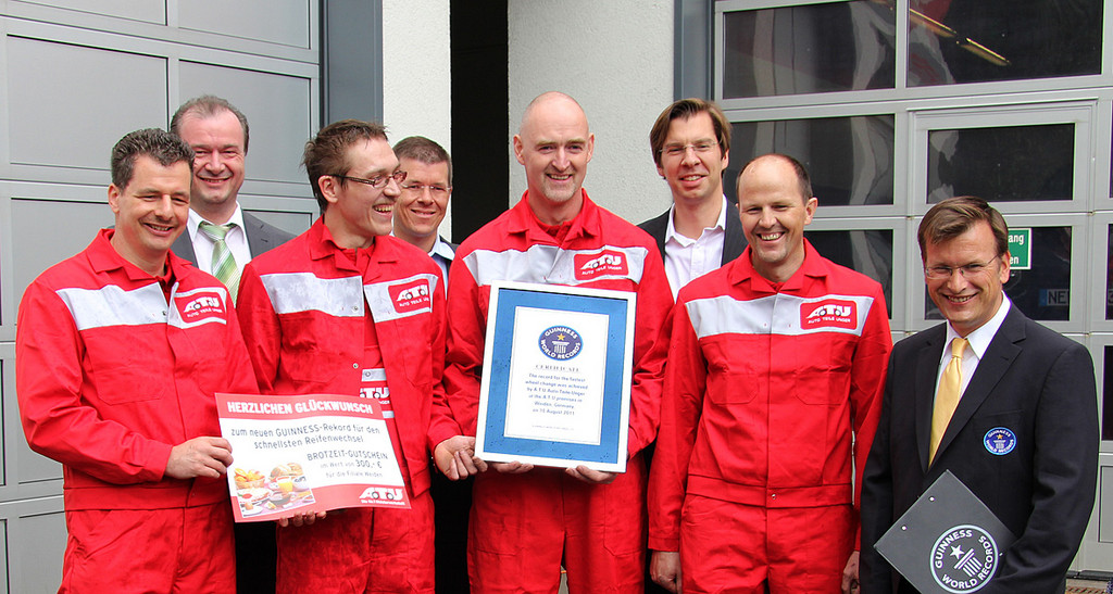 Guinness-Rekordrichter Olaf Kuchenbecker (r.) überreichte die Urkunde an Michael Prähofer, Christian Muth, Gerhard Börner und Tino Höbold (v.l.). Im Hintergrund die A.T.U-Geschäftsführer Manfred Ries, Christian Sailer und Christian Schmitz (v.l.)