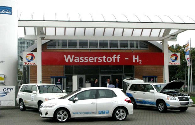 Hybrid: Toyota setzt auch auf Brennstoffzelle, Mitte 2012 Plug-in-Technik ebenfalls bei uns