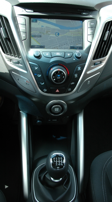 Hyundai Veloster: Blick auf den mittleren Armaturenträger.
