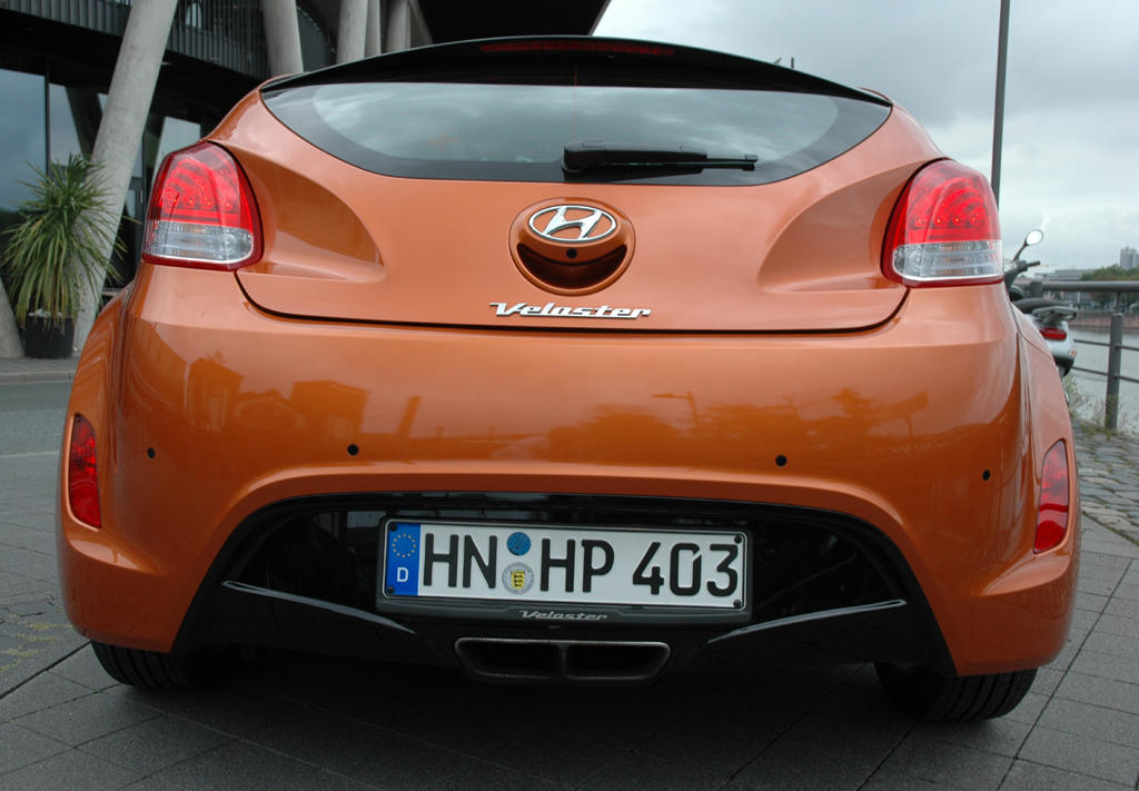 Hyundai Veloster: Blick auf die Heckpartie mit dem Serien-Dachkantenspoiler oben.