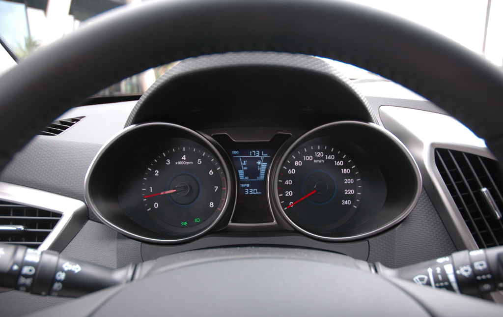 Hyundai Veloster: Blick durch den Lenkradkranz auf die Rundinstrumentierung.