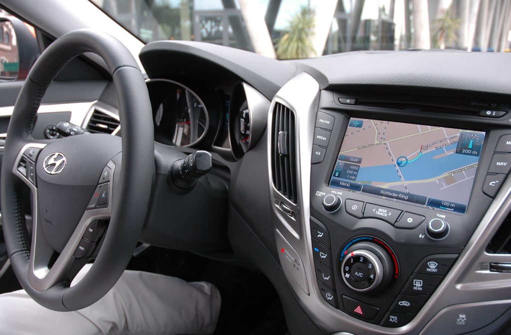 Hyundai Veloster: Blick ins insgesamt sportlich-funktionell gestaltete Cockpit.