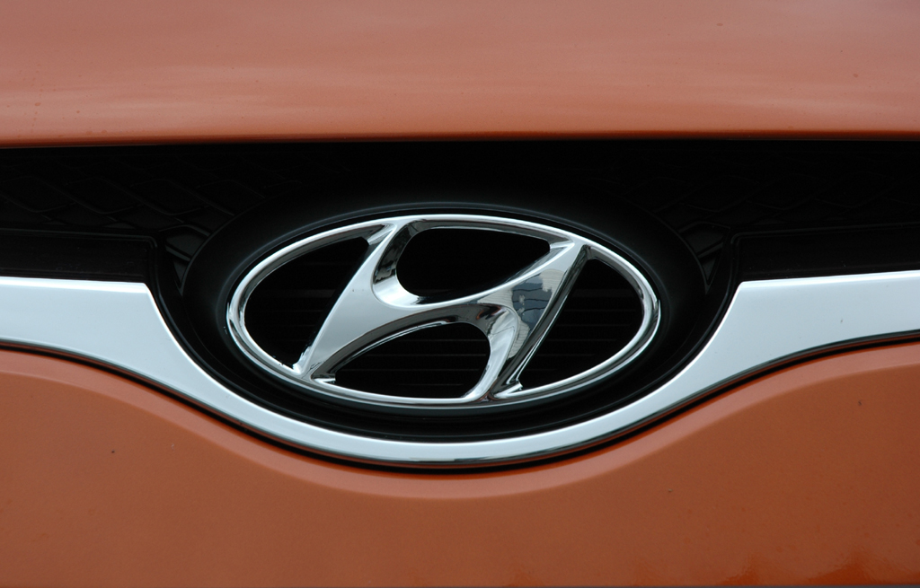 Hyundai Veloster: Das Markenlogo sitzt vorn mittig gleich unter der Motorhaube.
