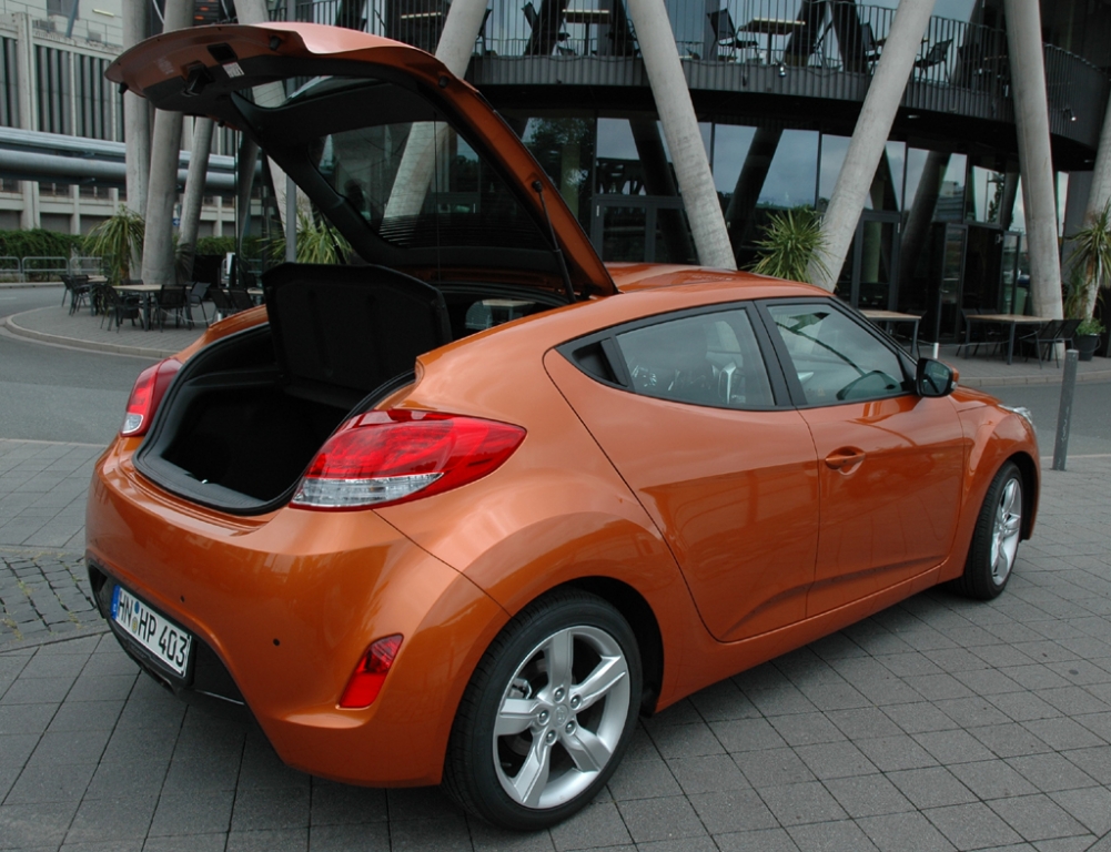 Hyundai Veloster: Ins Gepäckabteil mit der höheren Ladekante passen 320 bis 1015 Liter hinein.