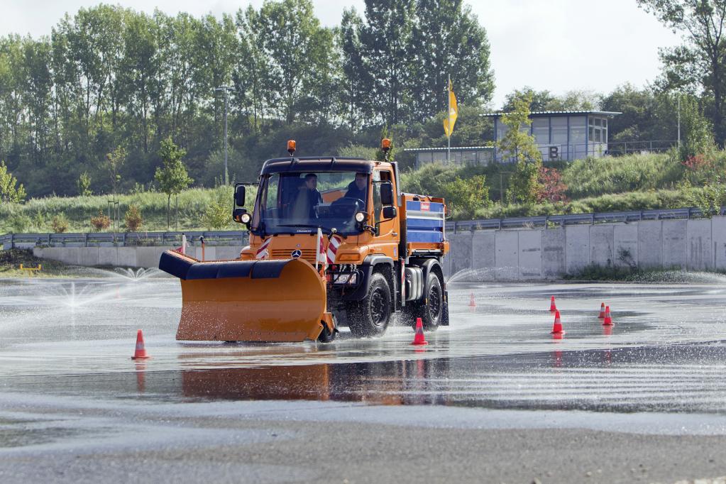 Im Unimog mit Schneepflug hat der Fahrer stets gute Sicht in alle Richtungen. 