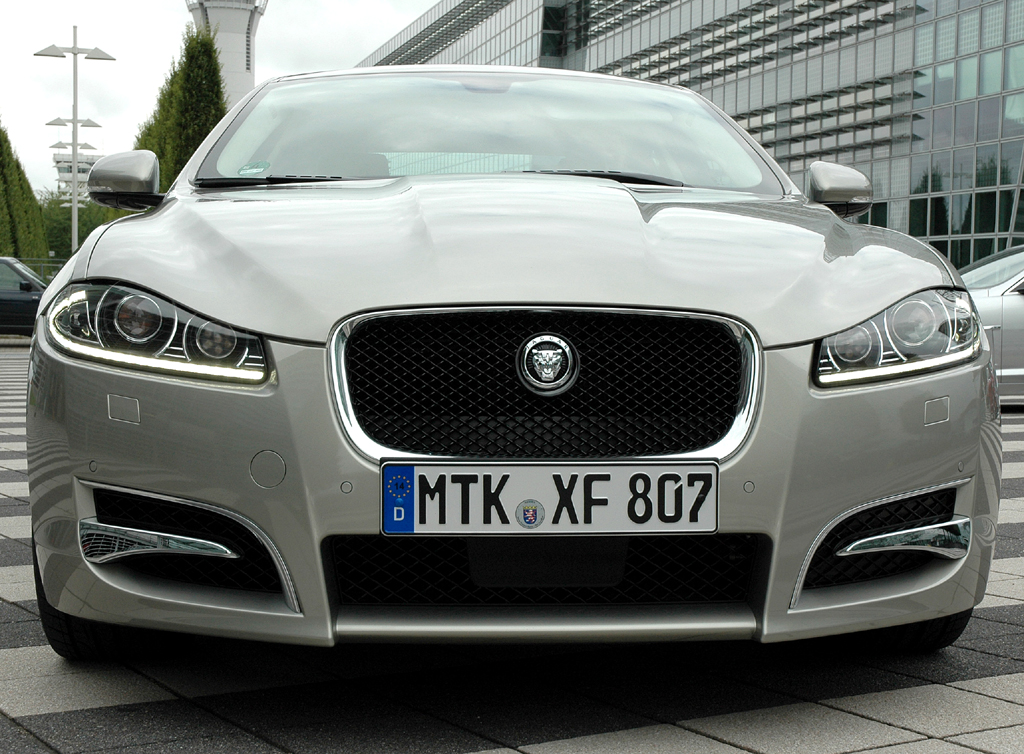 Jaguar XF: Blick auf die Frontpartie des Obere-Mittelklasse-Modells.