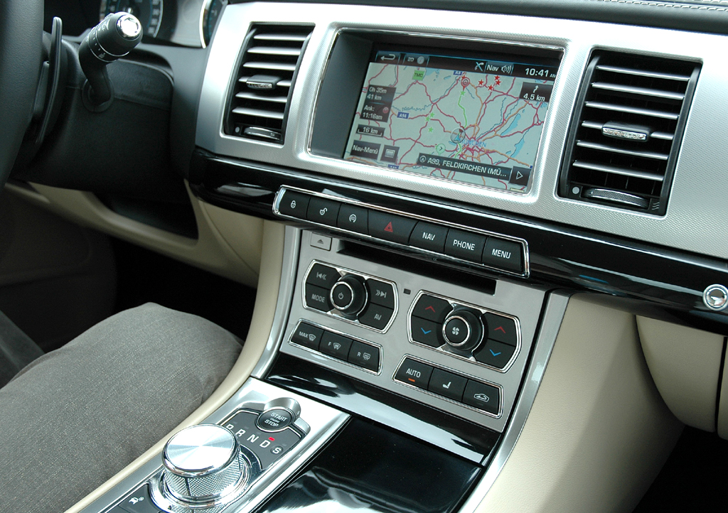 Jaguar XF: Blick ins Innere auf Mitteltunnel und mittleren Armaturenträger.