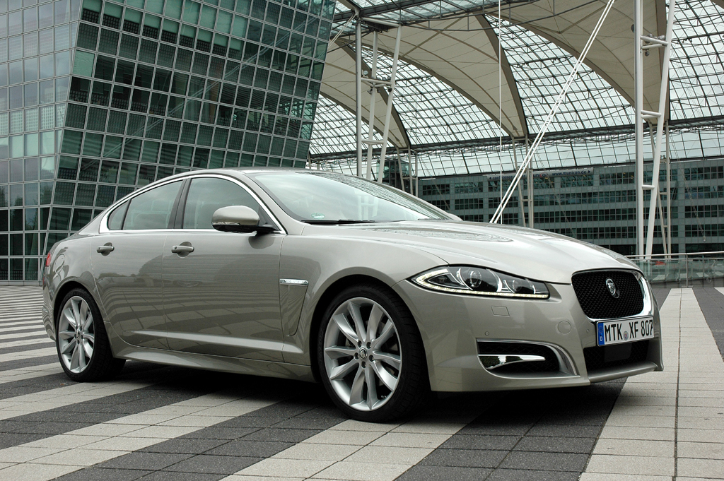 Jaguar XF: Die aktualisierte Sportlimousine fährt außen nur leicht verändert vor. Fotos: Koch