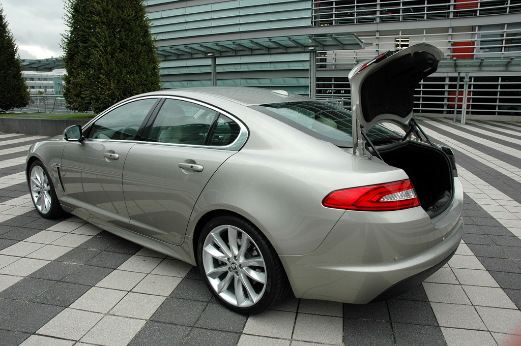 Jaguar XF: Ins Gepäckabteil passen stattliche 540 Liter hinein.